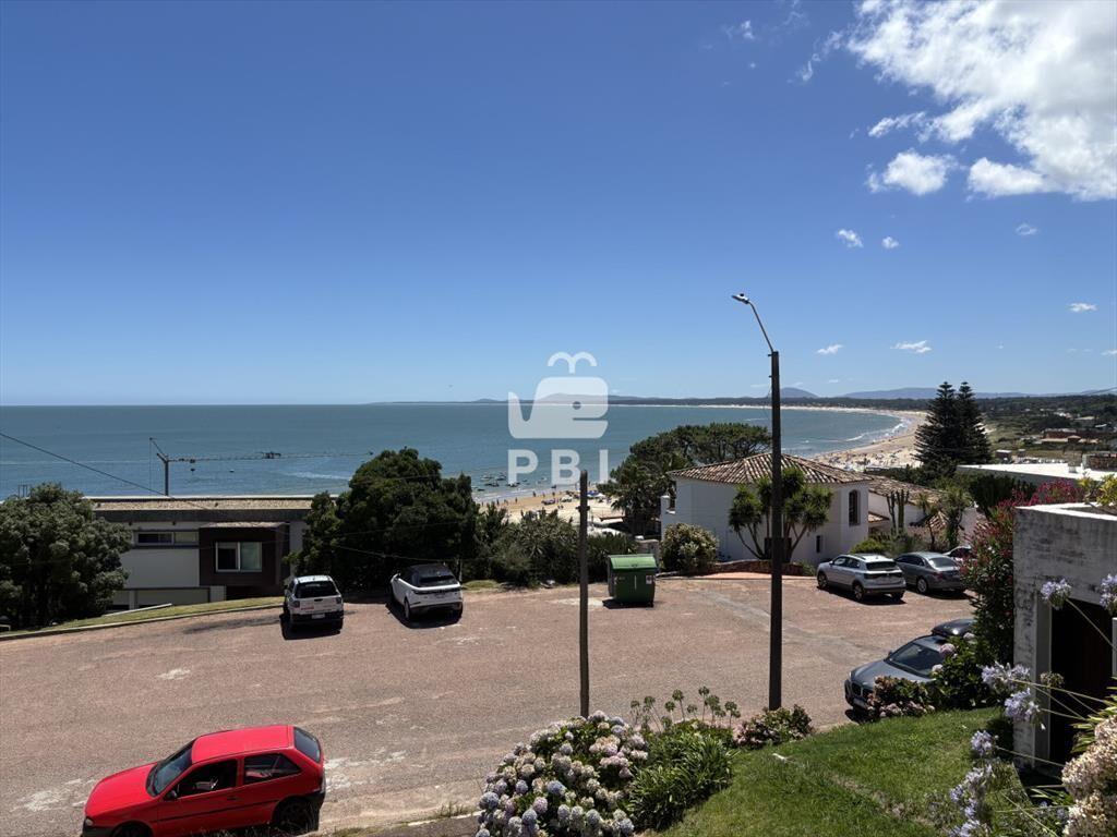 Casa en venta en Punta Ballena, con vista al mar.