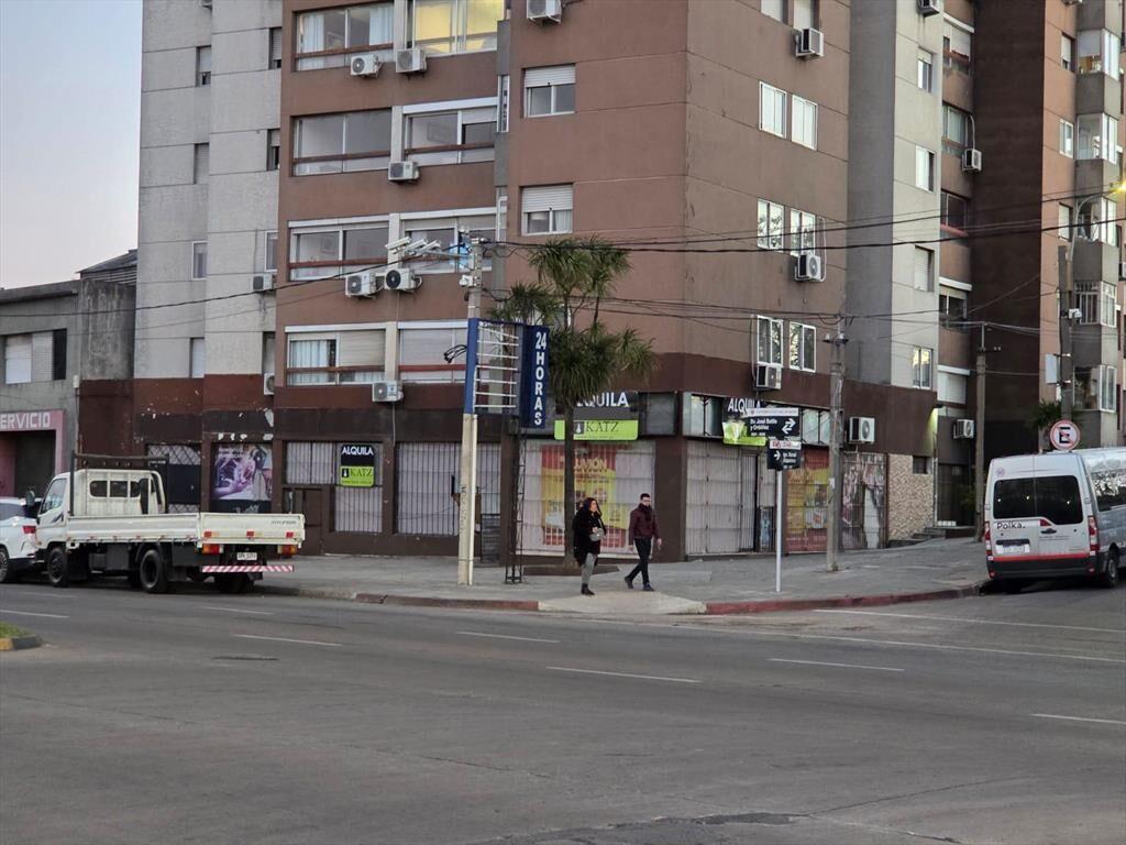 Propios , gran esquina, frente hospital policial, 300 m2, 4