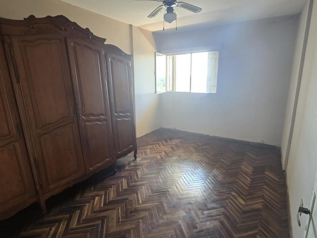 Piso alto, excelente vista y luminosidad, muy comodo.