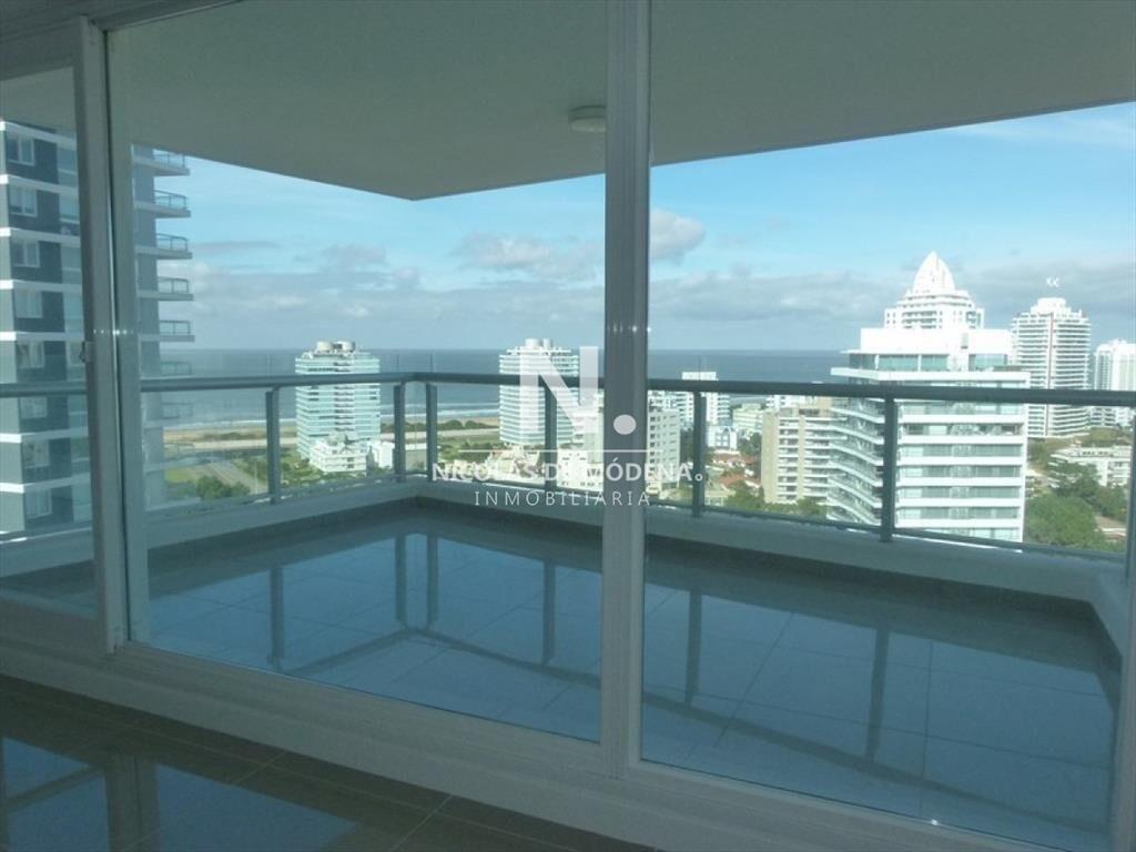 Vende Elegante apartamento de 3 dormitorios a solo metros d