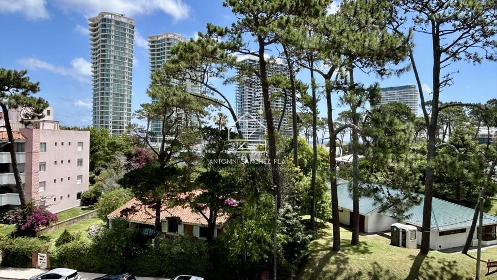 Apartamento de un dormitorio con terraza en venta a 2 cuadr