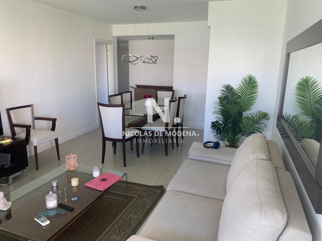 Vende apartamento con parrillero, de 3 dormitorios en playa