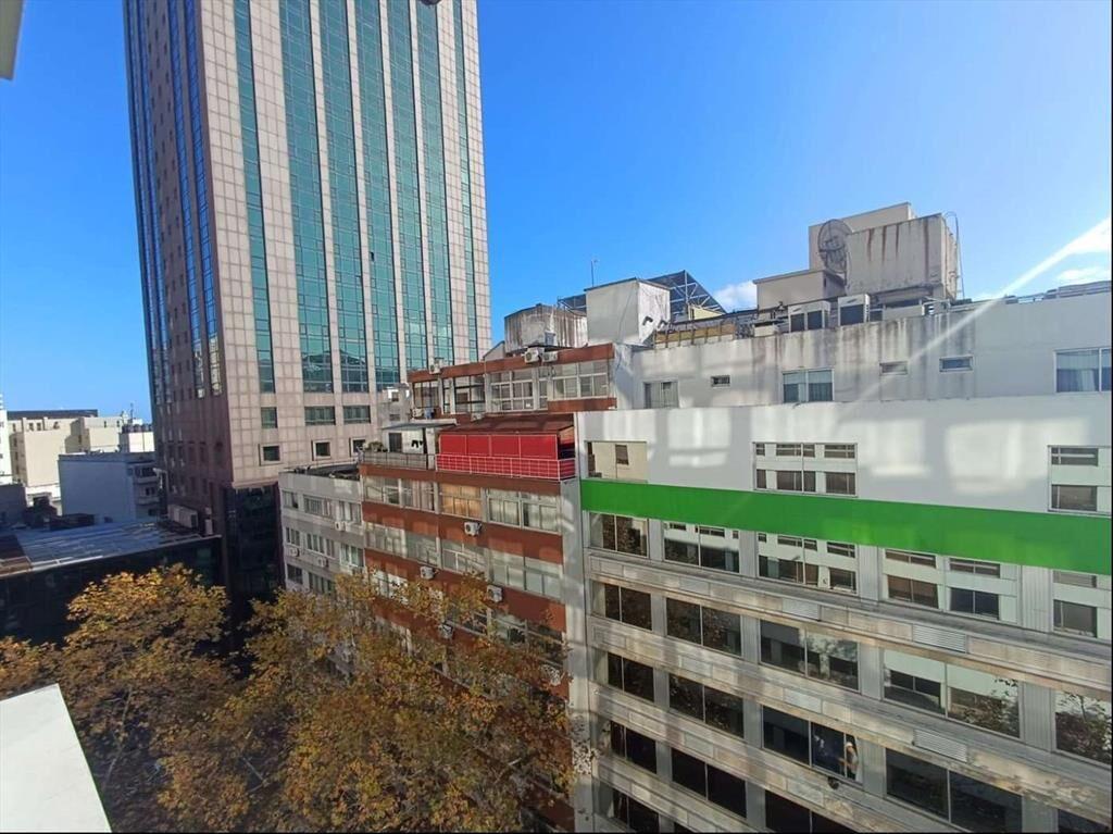 Oficina frente a Plaza Independencia con garage