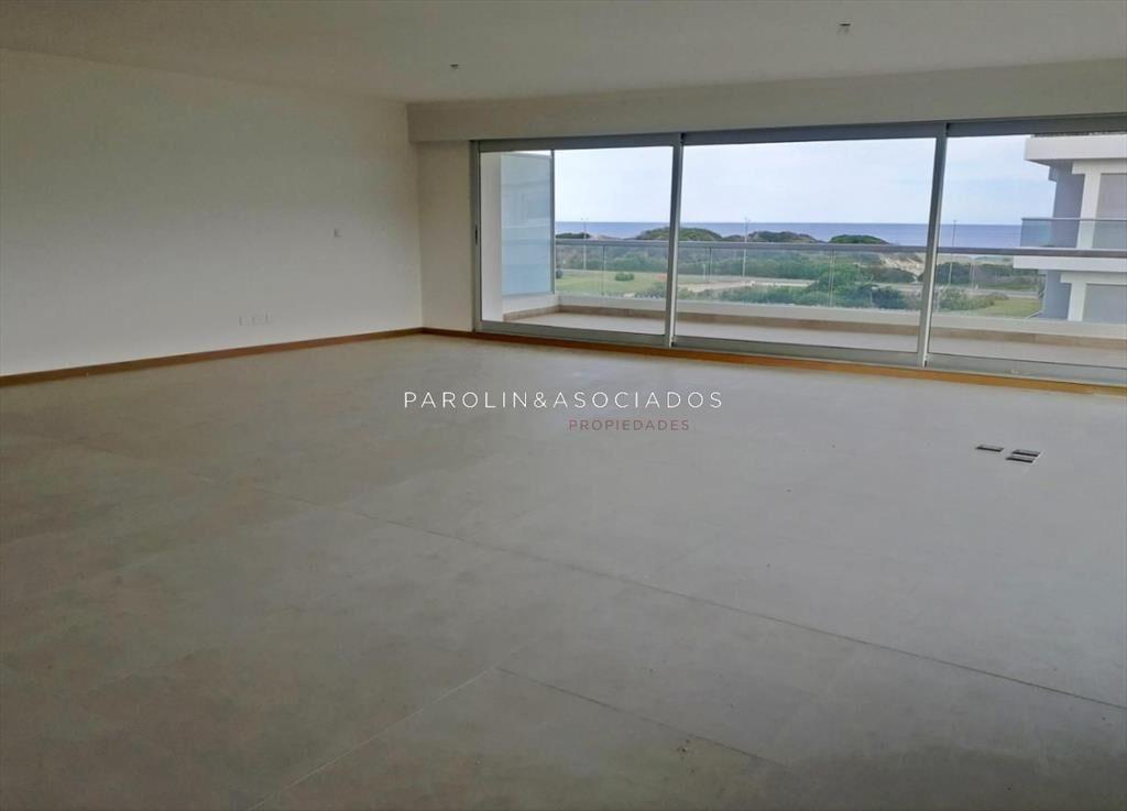 Apartamento en venta de 3 dormitorios + en Punta