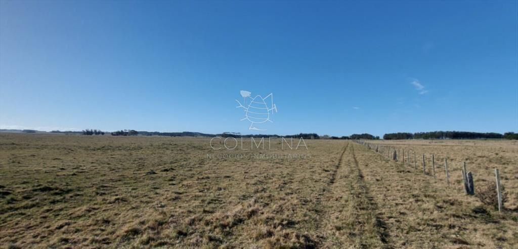Campo en Las Garzas frente ruta y cerca del mar.