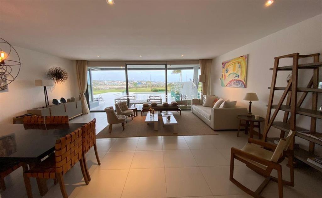 Apartamento en venta de 3 dormitorios en edificio