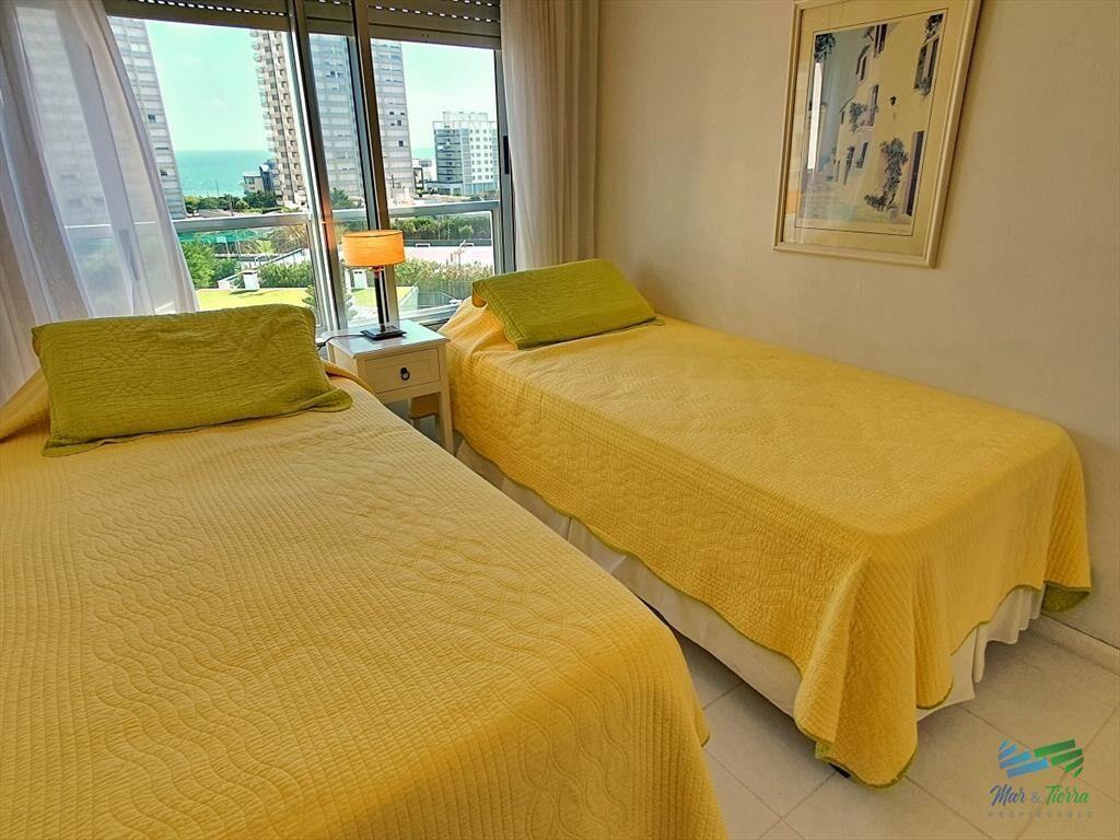 Vendo apartamento de 2 dormitorios, 2 baños y