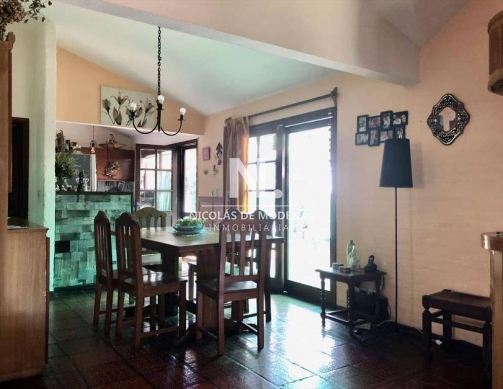 Vende casa en excelente estado, con 3 dormitorios