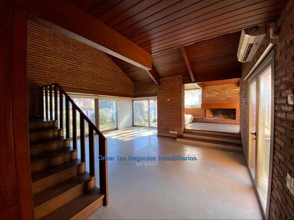 Venta gran casa en Carrasco 4 dormitorios fondo con piscina
