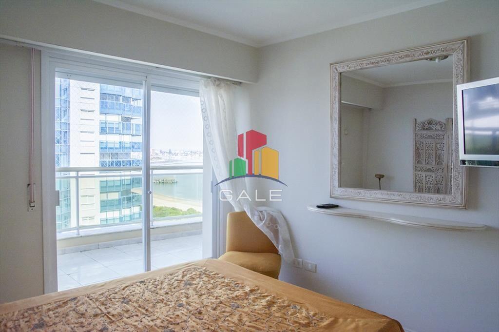 Departamento de 3 dormitorios en venta frente a Playa Mansa