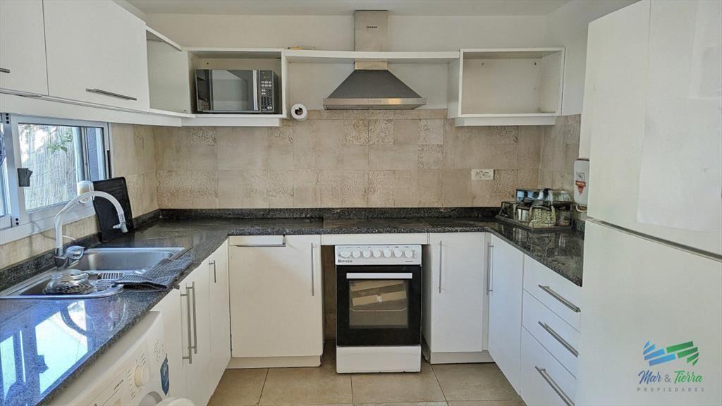 Venta y alquiler anual de casa en Pinares a 200 -