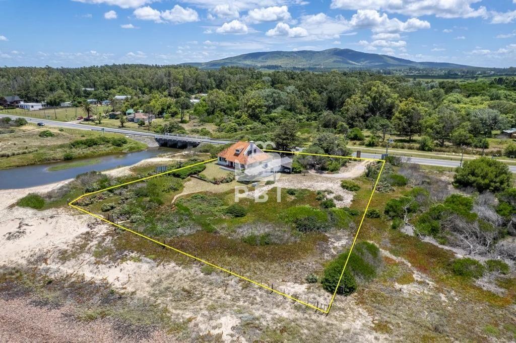 Casa en primera lÃ­nea al mar - Ref : PBI1129