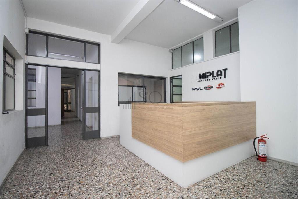 Venta local industrial con parking en Sayago