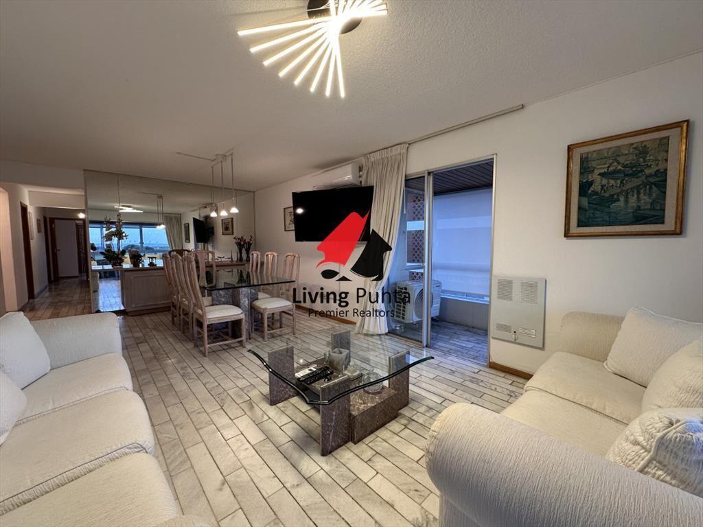 Vende apartamento de 3 dormitorios en Playa Punta