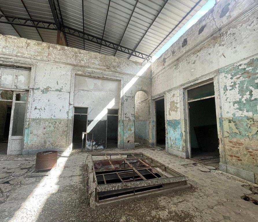 Venta de gran local comercial a reciclar Ciudad Vieja 2146m