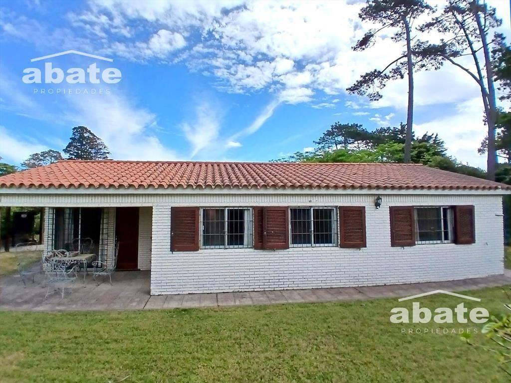 Venta de casa en Atlántida con 4 dormitorios y piscina
