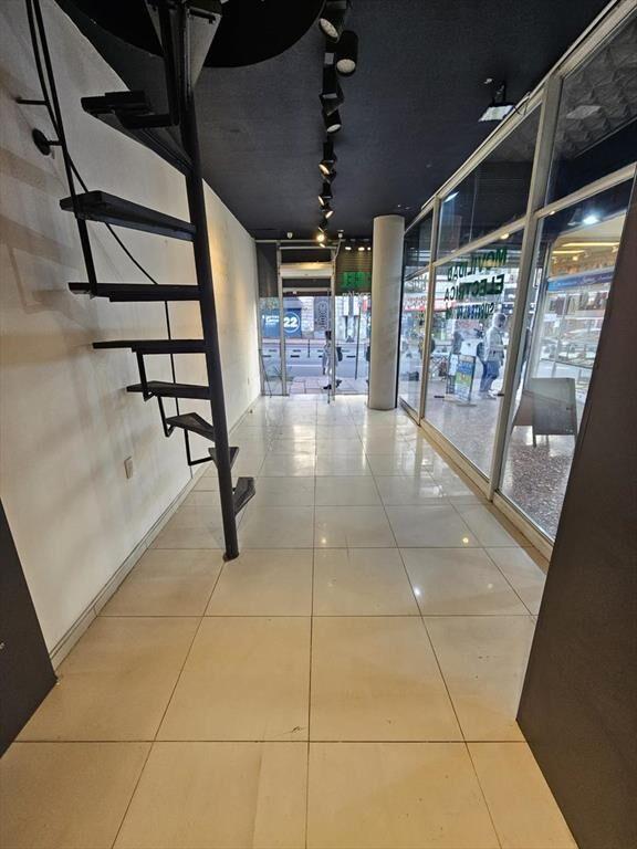 18 de Julio y Vazquez, boca de galeria, 58 m2 , 3 mts de fr