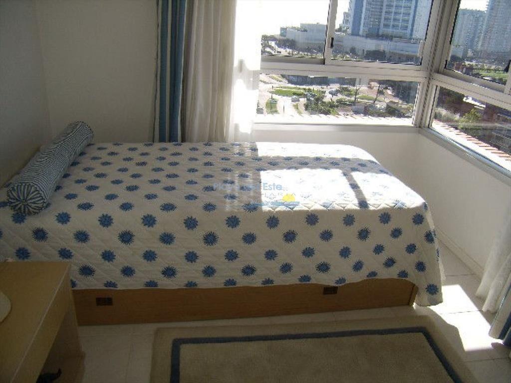 Apartamento de 2 dormitorios en Edificio Long , ,