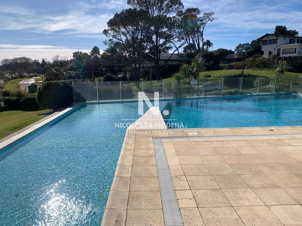 vende pent house duplex en playa mansa punta del