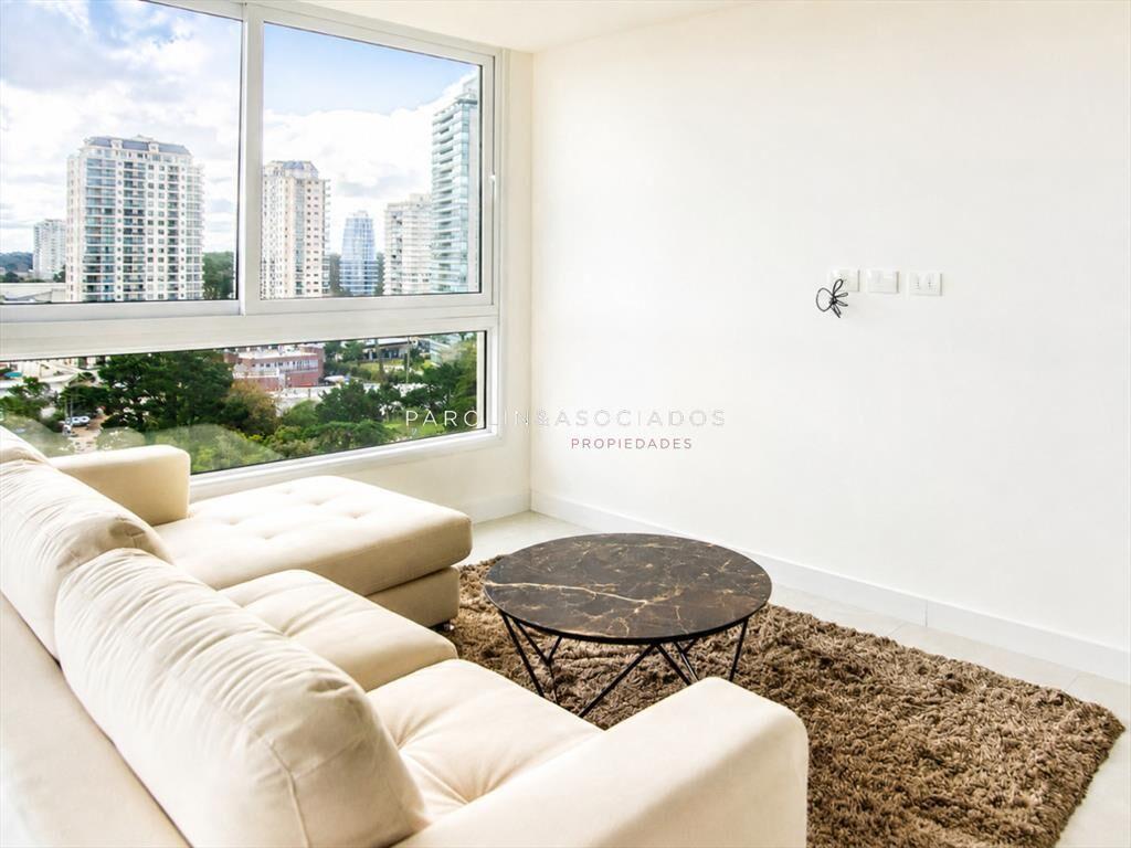Vende apartamento de 3 dormitorios en Punta del
