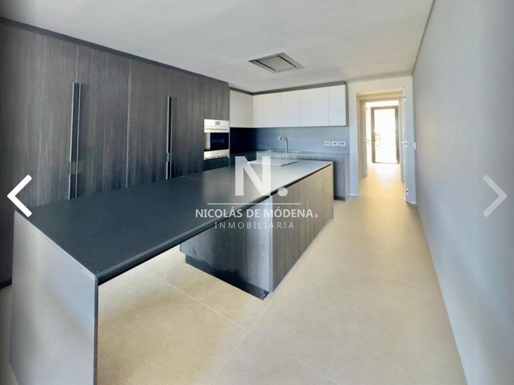 Vende apartamento de 3 dormitorios con amplios al