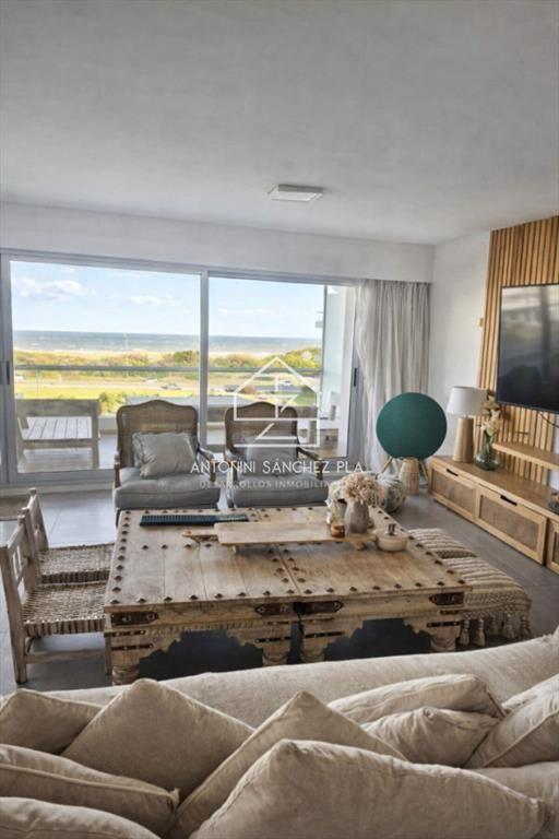 En venta en zona playera, apartamento de 3 dormitorios en B