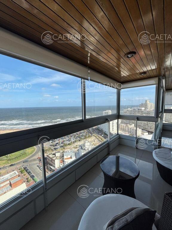 Apartamento en venta, 3 dormitorios. Primera Linea