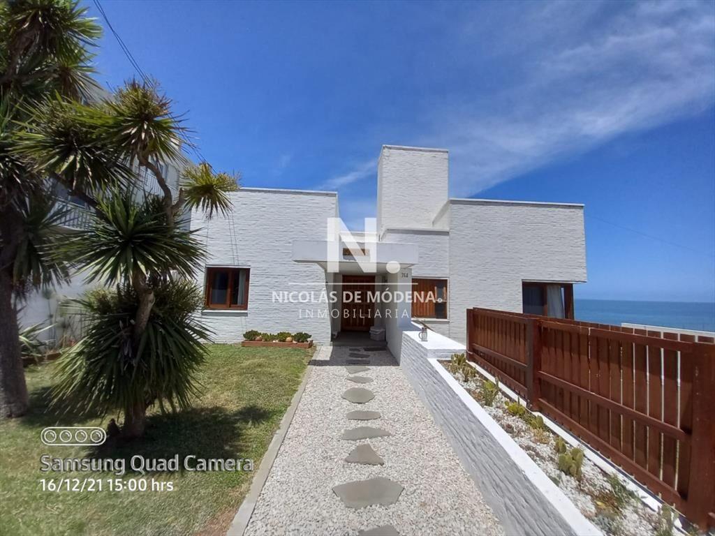 Vende casa en excelente estado, reciclada. De 6