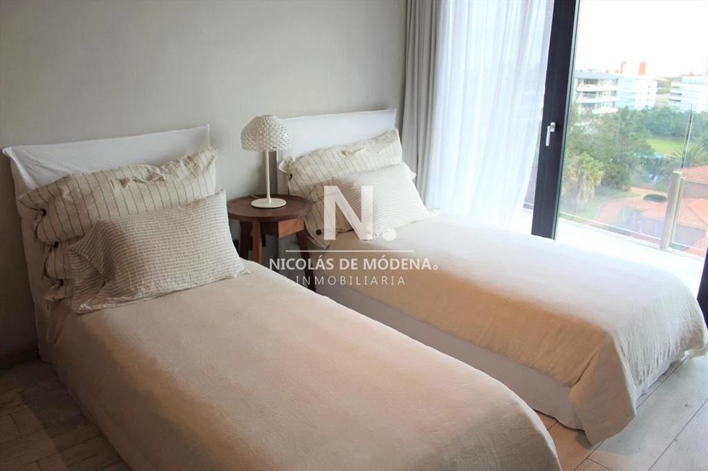 Vende apartamento de 2 dormitorios en Punta del