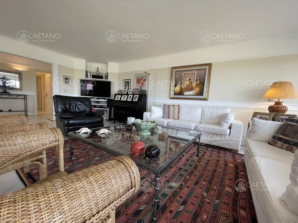 Amplio apartamento en primera línea