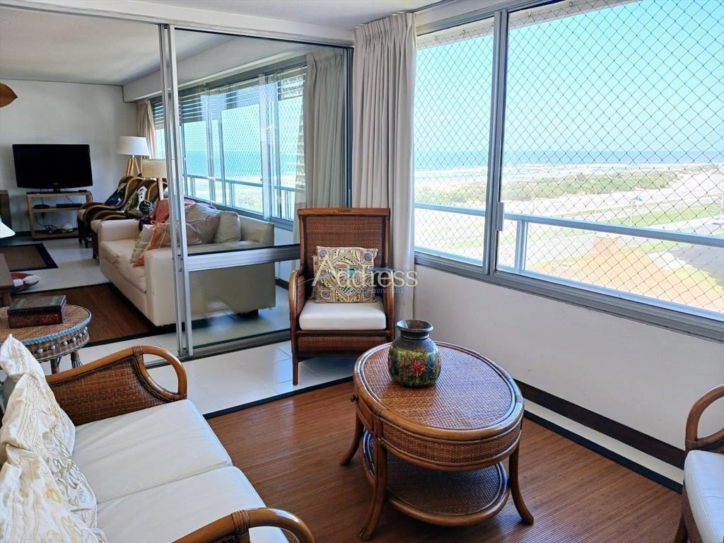 Venta Apto. Rambla Brava 3 dorm. y servicio