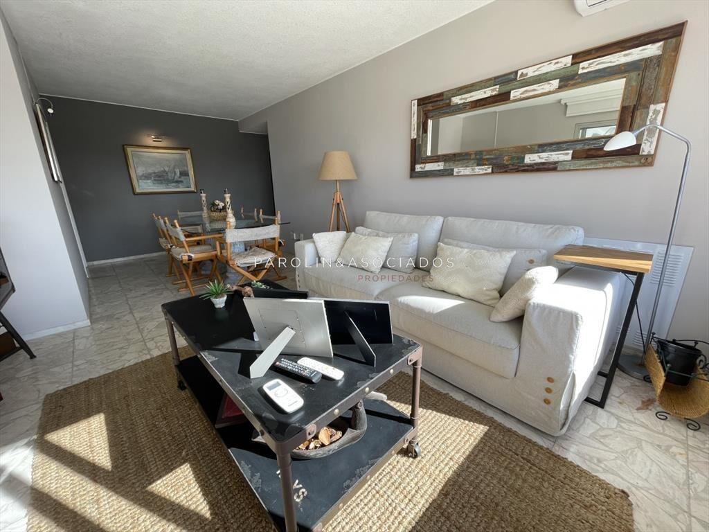 Apartamento en venta con vista al mar en edificio Libertado
