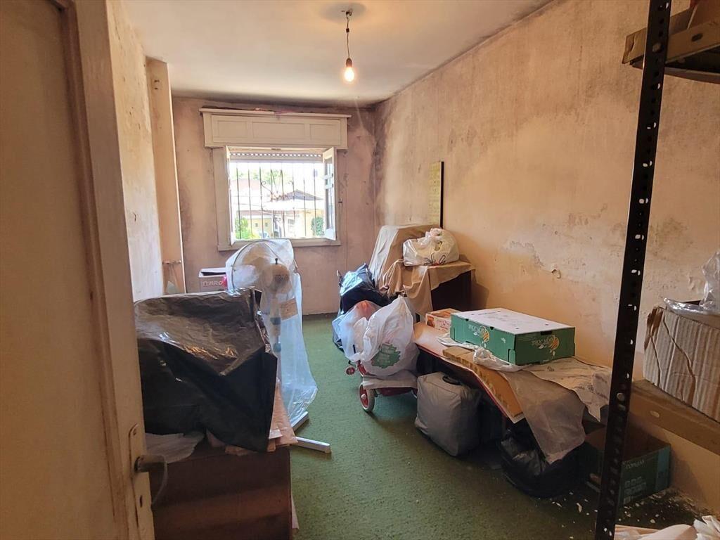 Casa, al frente, 3 dorm, garaje y patio con parrillero para