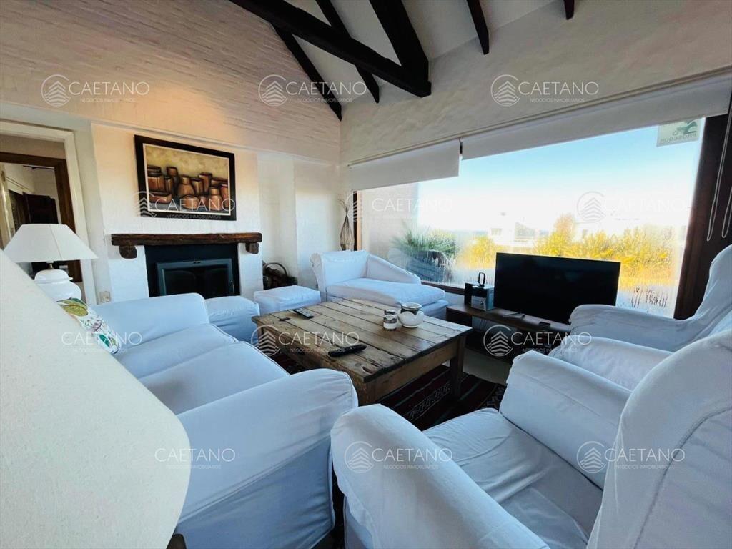 Preciosa casa en Montoya a metros del mar. Muy