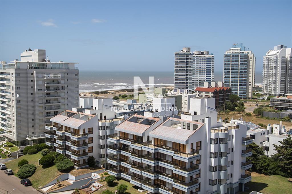 Apartamento en venta a metros de Playa Brava, 2