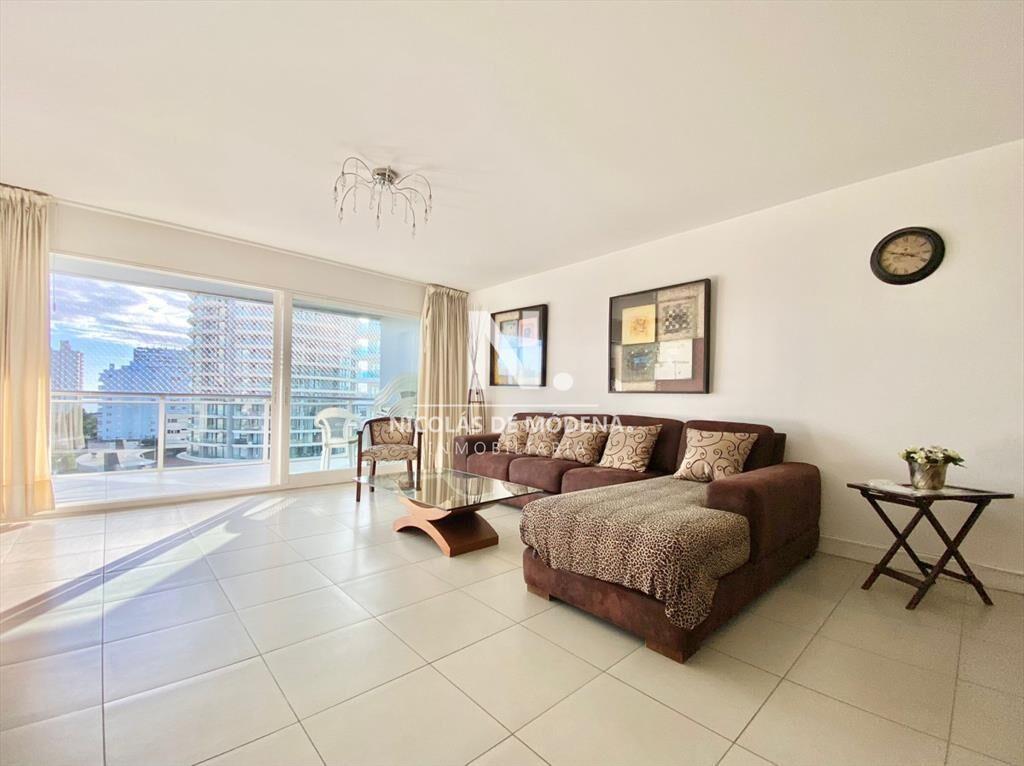 Apartamento de tres dormitorios en venta, Punta