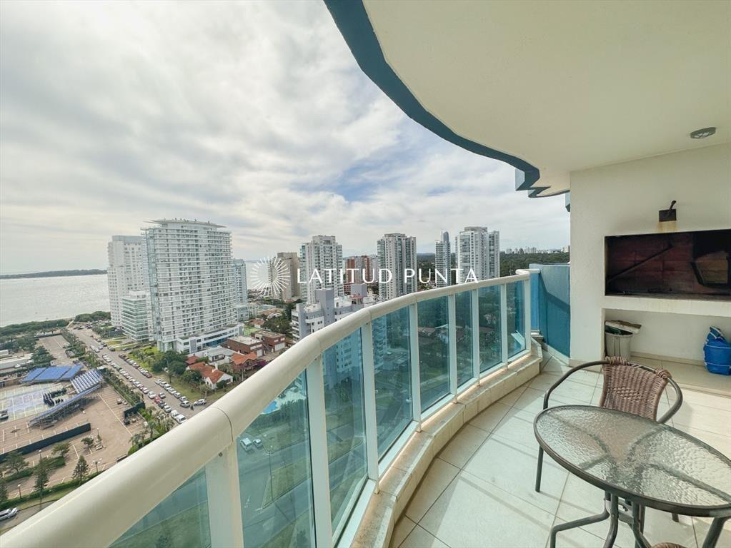 Apartamento en Casino Tower, 2 dormitorios y