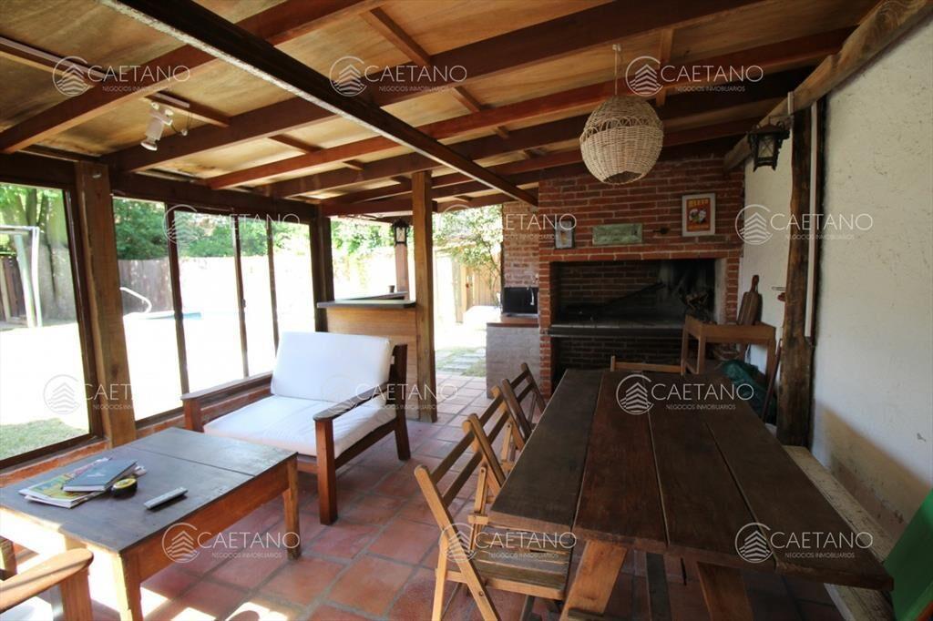 Casa 4 dormitorios con piscina en alquiler, zona