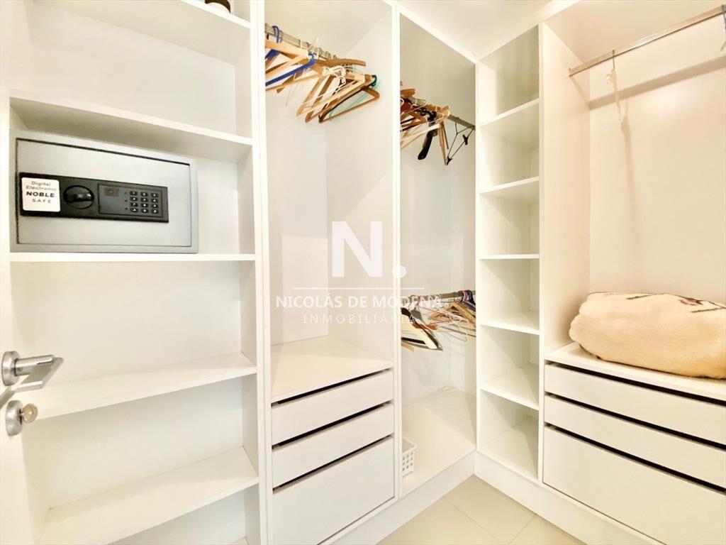 Apartamento de tres dormitorios en venta, Punta