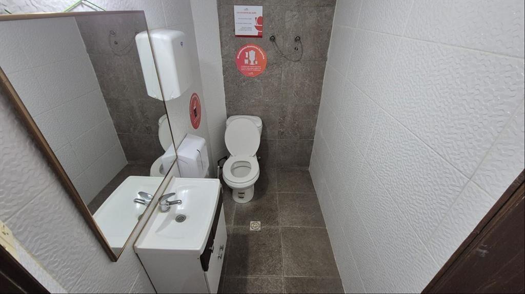 VENTA- OFICINA-LOCAL- SOBRE BVAR ARTIGAS