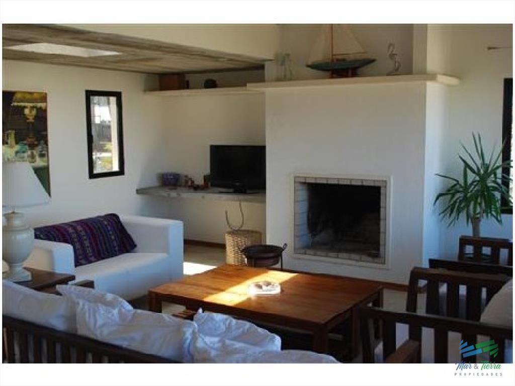 Muy linda casa ubicada a 150 metros del mar, con