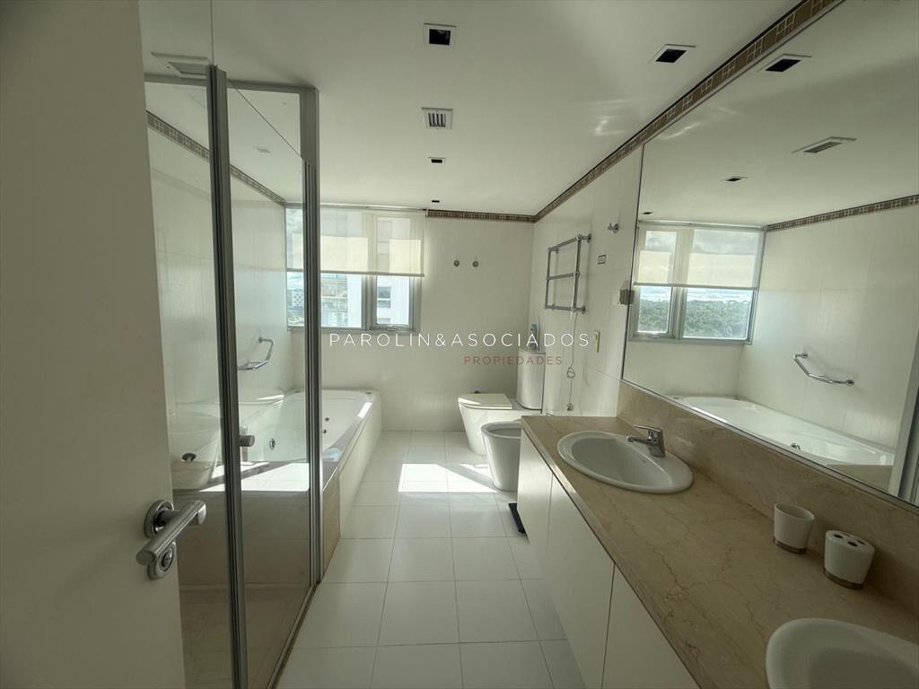 Apartamento en venta de 3 dormitorios en edificio