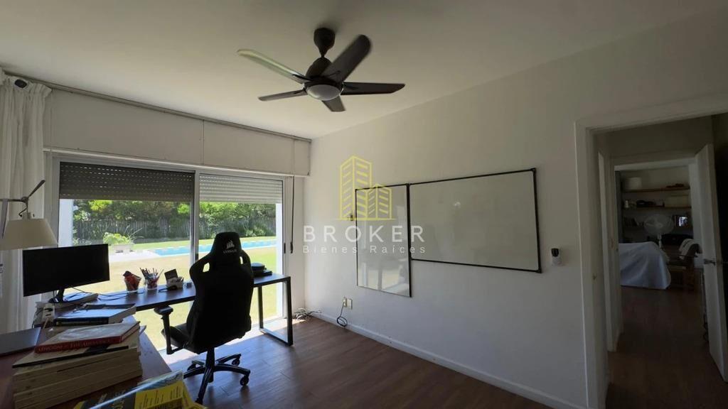 Alquiler anual de amplia y moderna casa en barrio