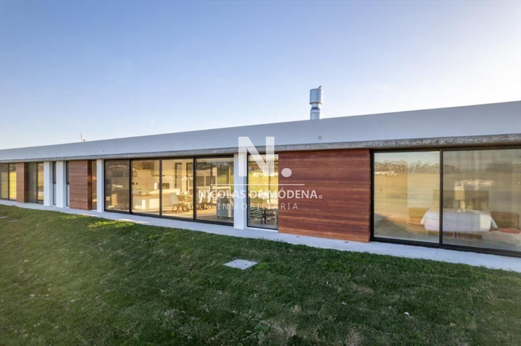 Casa de lujo que ofrece comodidad y amplitud en y