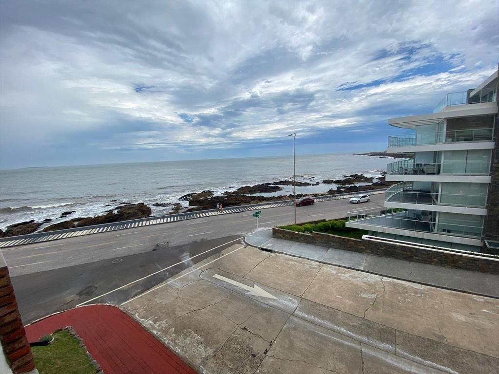 Playa Brava sobre Rambla a metros del mar. Apartamento 1 do