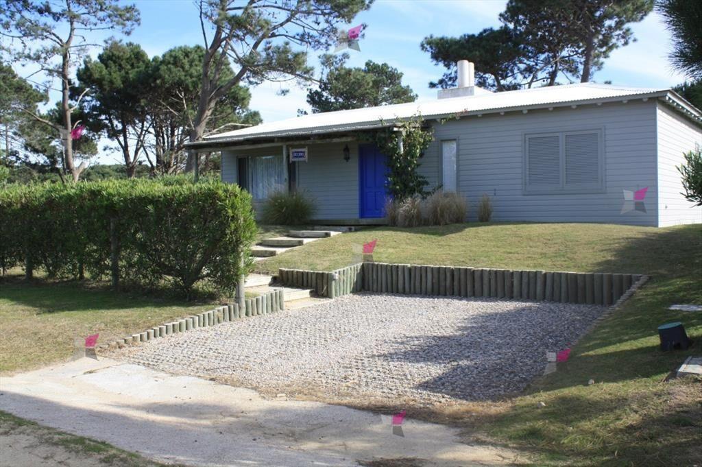 VENTA DE CASA DE 3 DORMITORIOS Y SERVICIO EN DEL