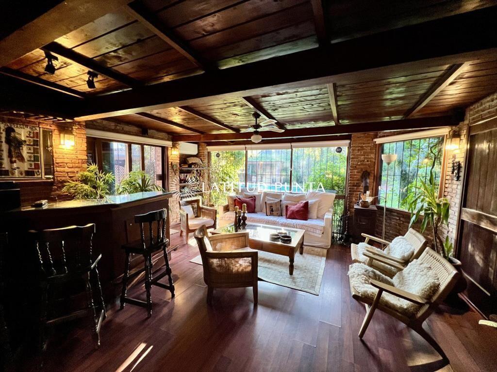 Casa de 4 dormitorios. Roosevelt
