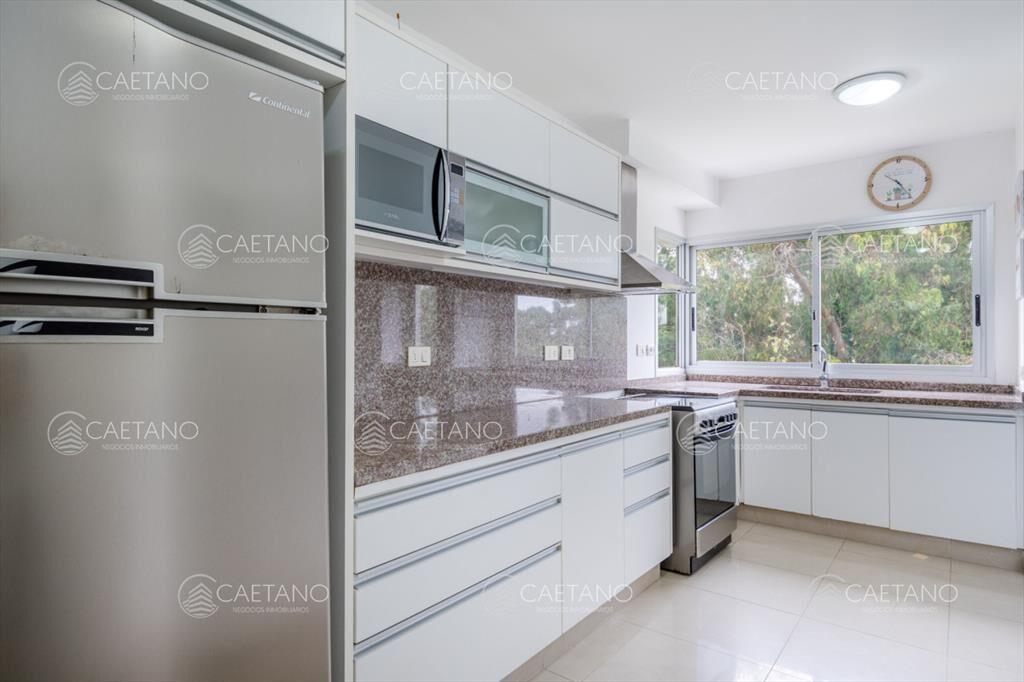 Muy buen apartamento de Tres dormitorios y Azotea con Parri