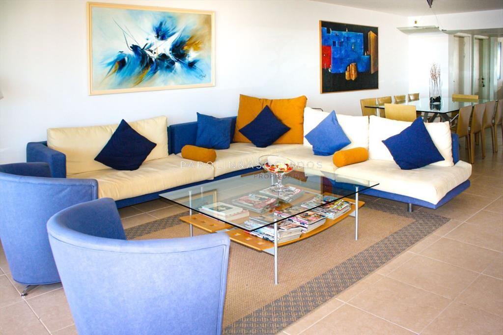 Apartamento de 3 dormitorios en venta en edificio