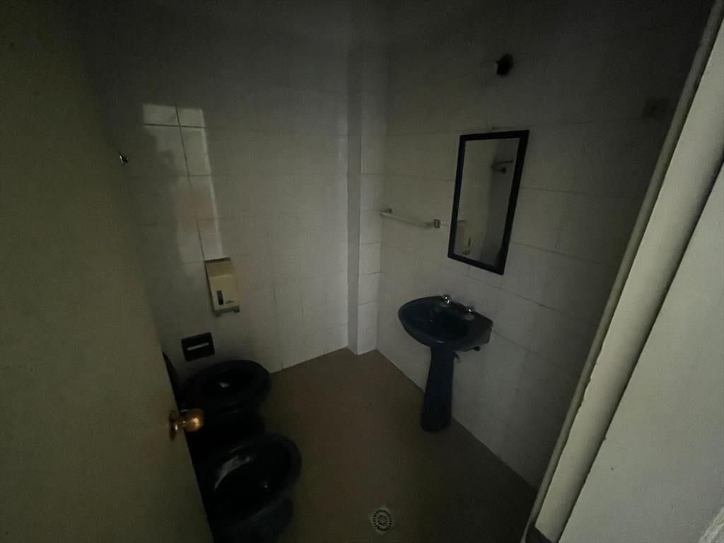 Excelente local esquina en Rambla portuaria, 120 m2 de saló